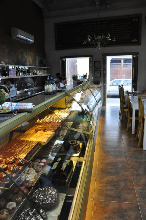 Balcão de doces e sobremesas do nosso café predileto na cidade amuralhada, em Cartagena, na Colômbia